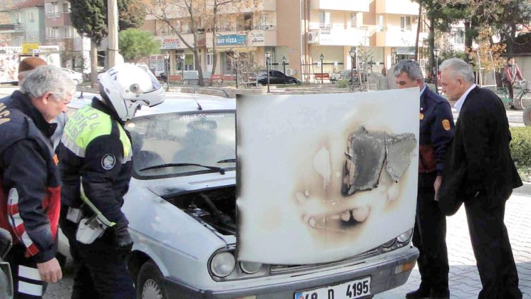 Hareket halindeki otomobil alev aldı