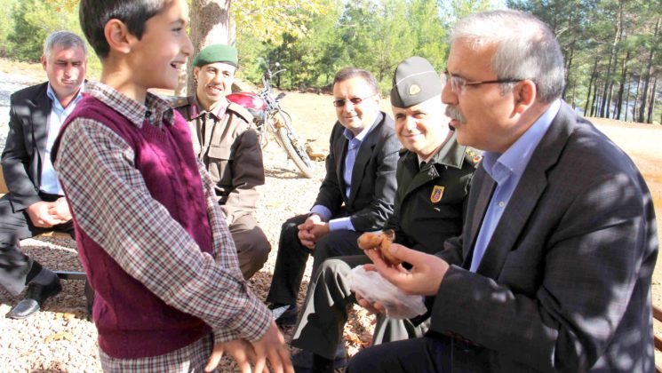 VALİ GÜVENÇER KÖYCEĞİZ’DE Muğla Valisi Mustafa Hakan Güvençer Köyceğiz ilçesine bağlı Karaçam, Pınarköy, Otmanlar ve Sazak köylerini ziyaret etti. Ziyaretlerde Vali Güvençer’e İl Jandarma Komutanı Kurmay Albay Halil Çelik, Köyceğiz Kaymakamı Gürkan Demirkale ve İl Özel İdaresi Genel Sekreter Vekili Veli Çelik eşlik etti. Vali Güvençer ve beraberindeki heyet, ziyaretlerde vatandaşlarla bir araya gelerek köylülerin sorunlarını ve taleplerini dinledi. Yapılan incelemelerde Köyceğiz’in doğusunda yer alan Karaçam ve Otmanlar köylerinde doğa ve iklim koşullarının sert diğer yandan doğal afetlerin etkili olması nedeni ile götürülen altyapı hizmetlerinin olumsuz yönde etkilendiği gözlendi. Vatandaşlarla yapılan sohbetlerde, Karaçam köyünde içme suyu probleminin olmadığı sadece yolun iyileştirilmesi ile ilgili bir talep olduğu kaydedildi. Otmanlar köyünde ise dağınık bir yerleşim olması nedeni ile bazı mahallelerde olan alt yapı hizmetinin yaygınlaştırılarak köyün her yerinde olması istendi. Sazak köyünde vatandaşlarla yapılan görüşmelerde köyde içme suyu ve yol konusunda herhangi bir probleminin olmadığı, hizmet standartlarının yükseltilmesinin talep edildiği gözlendi. Pınarköy’e yapılan ziyarette yaklaşık 25 km uzaklıkta bulunan Sandras dağından getirilmekte olan içme suyunun %75’nin bittiği ve Aralık ayının ilk haftası servise alınacağı yerinde görüldü. Köyde şişe suyu kalitesinde olan bu suyun kullanılacak olması köylüler açısından mutlulukla karşılandı.
