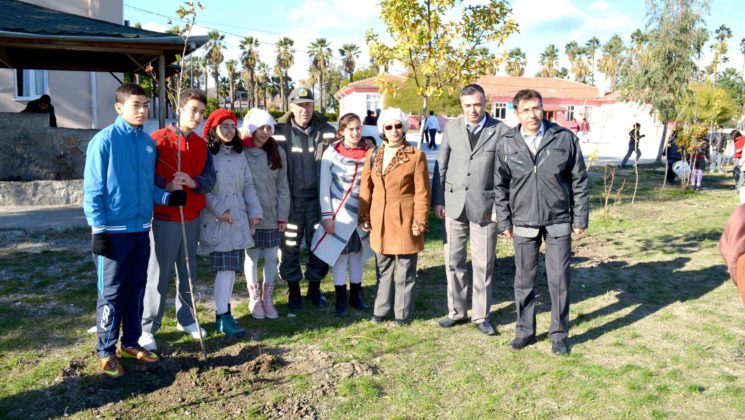 ÇİFTLİK ORTAOKULU BAHÇESİ AĞAÇLANDIRILDI