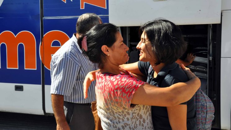 Ataması yapılan öğretmenler uğurlanıyor