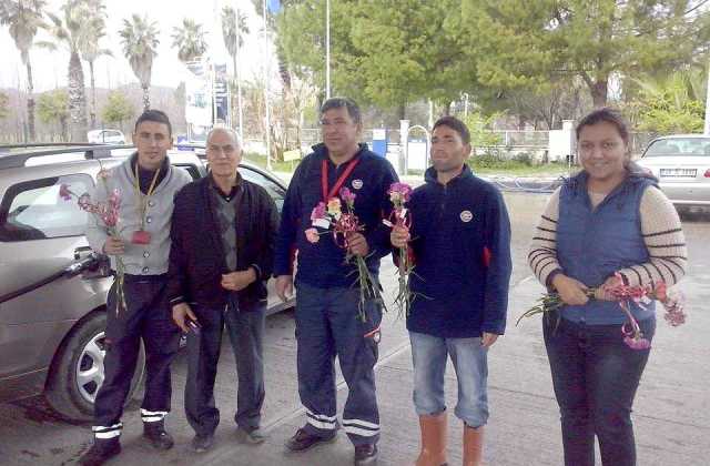 Sevgiler gününde karanfil dağıttılar