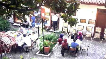 Tarihi konağın bahçesinde el sanatı sergisi