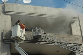 Soba külü apartmanı yakıyordu