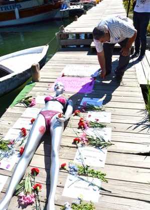 Cansu Kaya’nın öldüğü  yere çiçekler bırakıldı