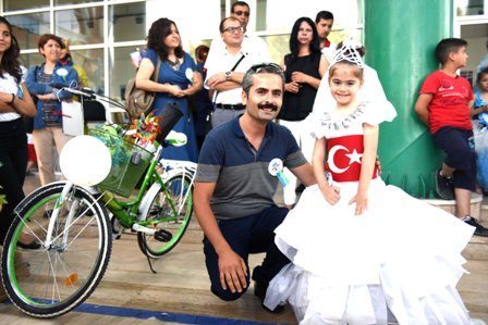 Geri dönüşüm  defilesinden renkli görüntüler…