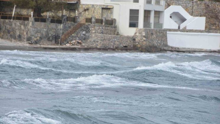 Feribot seferlerine fırtına engeli