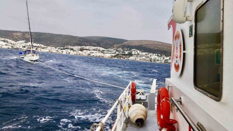 Sürüklenen 15 metrelik tekneyi KIYEM ekipleri kurtardı