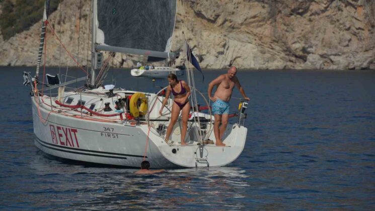 Yelkenciler rüzgarı beklerken denizde keyif yaptı