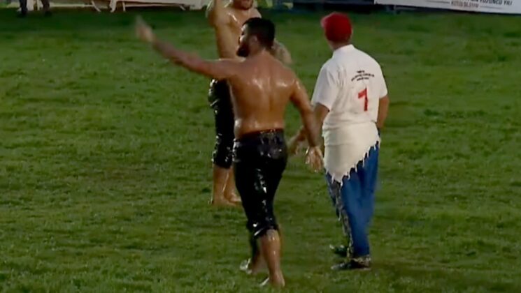 Balaban, çıkan haberlerden sonra açıklama yaptı; “Rica ile orada bulunan 3 kişiye görüntüleri sildirdim”