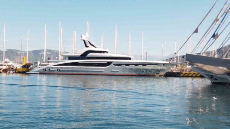 Süper yat, yaklaşık 5 milyon TL’lik yakıt ve kumanya ikmali yaptı