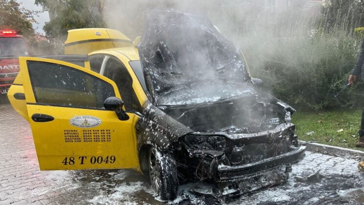 Takside çıkan yangında araç kullanılamaz hale geldi