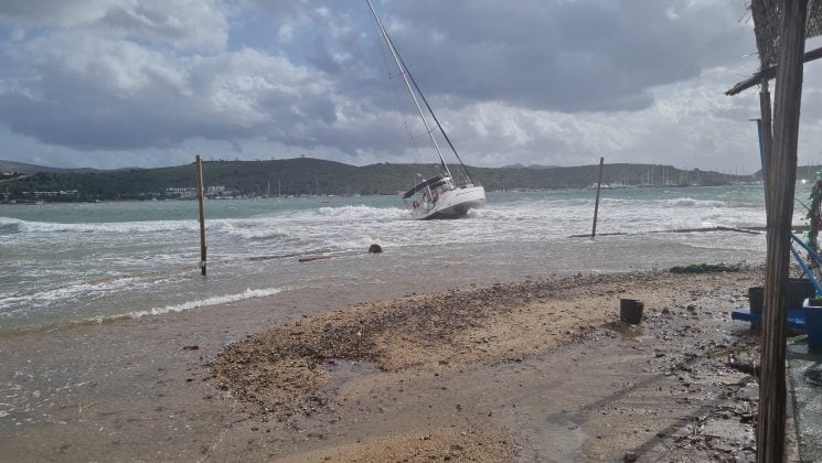Tekneler karaya sürüklendi, su alan tekneler battı