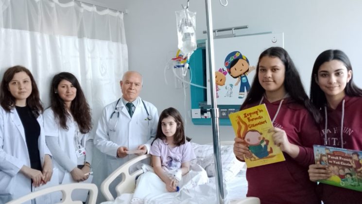 AW118519 03 - Hastanede tedavi gören çocuklara kitap okuma etkinliği