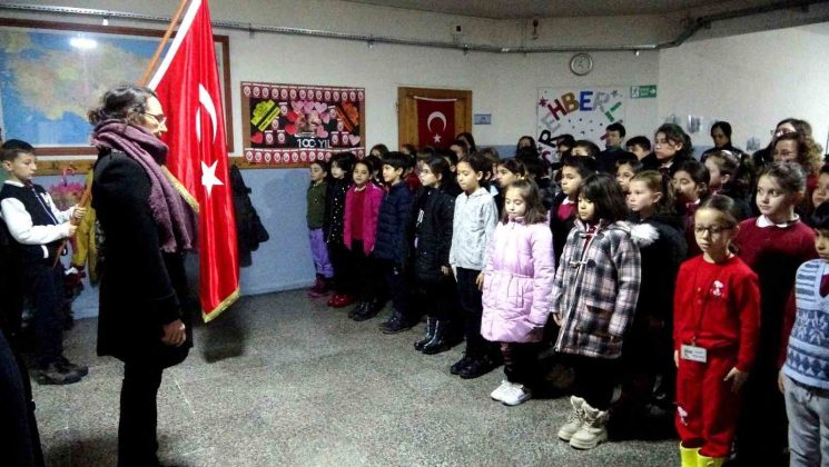 Muğla’da okullarda şehitler için saygı duruşunda bulunuldu