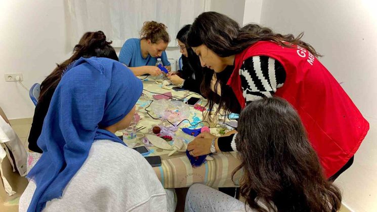 Üniversite öğrencileri, “Çocuklar Mutlu Olsun” diye oyuncak yapıyor