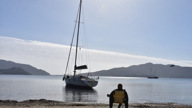 Kuvvetli fırtına nedeniyle yelkenli tekne karaya oturdu
