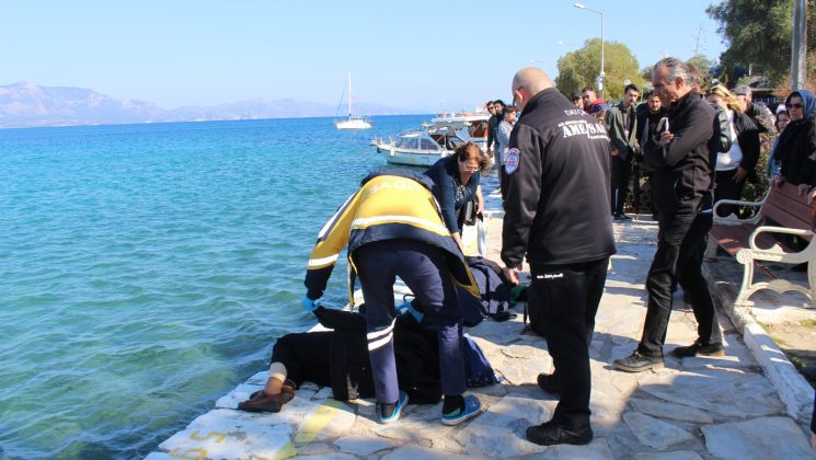 Fotoğraf çektirmek isterken denize düştüler