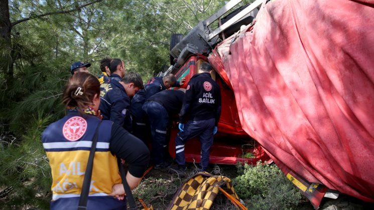 Devrilen kamyonun sürücüsü öldü