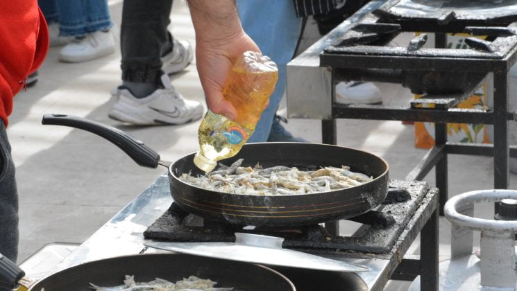 Şölende 5 ton hamsi dağıtıldı