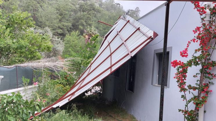Ortaca’da aşırı yağış ve rüzgar eve zarar verdi