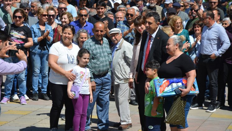 BELEDİYE BAŞKANI TEZCAN VATANDAŞLARLA BİR ARADA…