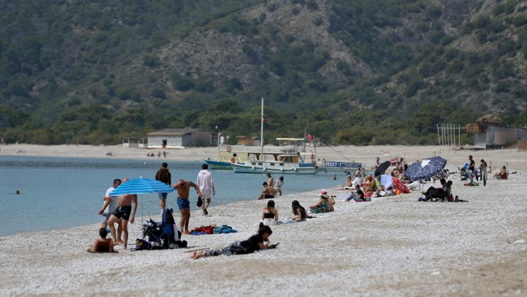 Oy kullanan seçmenler sahillerde yoğunluk oluşturdu