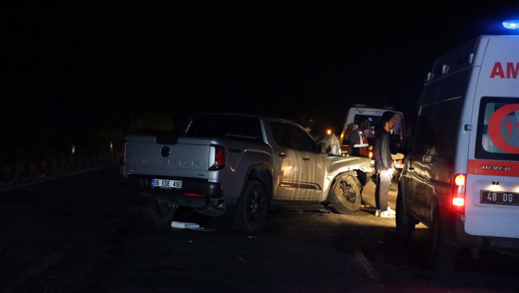 Otomobil ve kamyonetin çarpıştığı kazada 2 kişi öldü, 4 kişi yaralandı