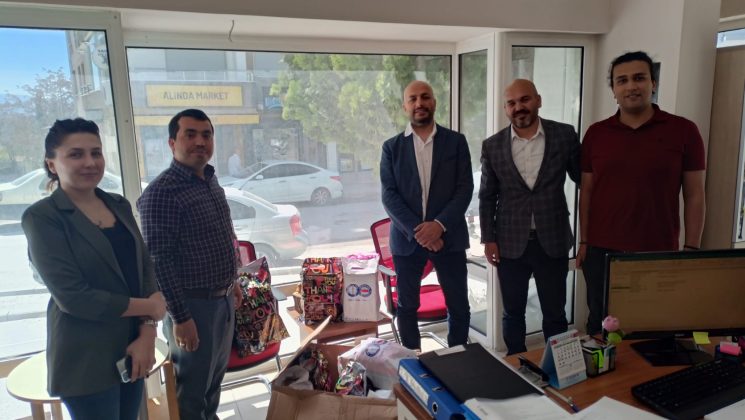 Muğla Sağlık-Sen üyeleri bayramda çocukların yüzünü güldürdü