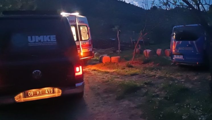 Devrilen ağacın altında kalan kişi ağır yaralandı