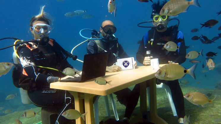 Dalgıçlar su altında temsili turizm değerlendirme toplantısı yaptı