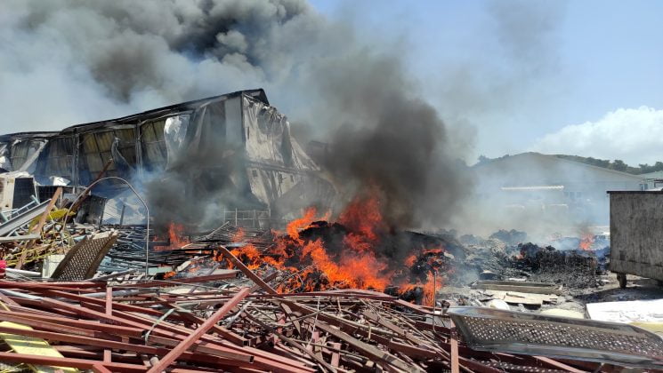 Konteynerlerde çıkan yangında hasar ortaya çıkıyor