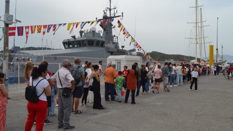 Muğla’da, Deniz Kuvvetleri gemisi ile Sahil Güvenlik botları ziyarete açıldı