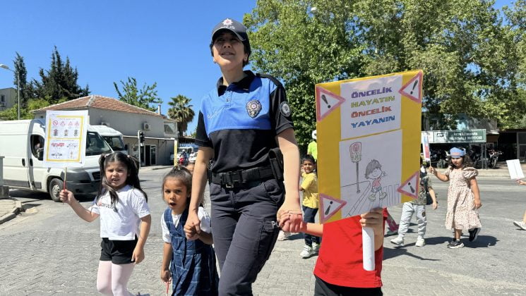 Öğrenciler yayaya öncelik farkındalığı için kara yolunda kostümlerle yürüdü