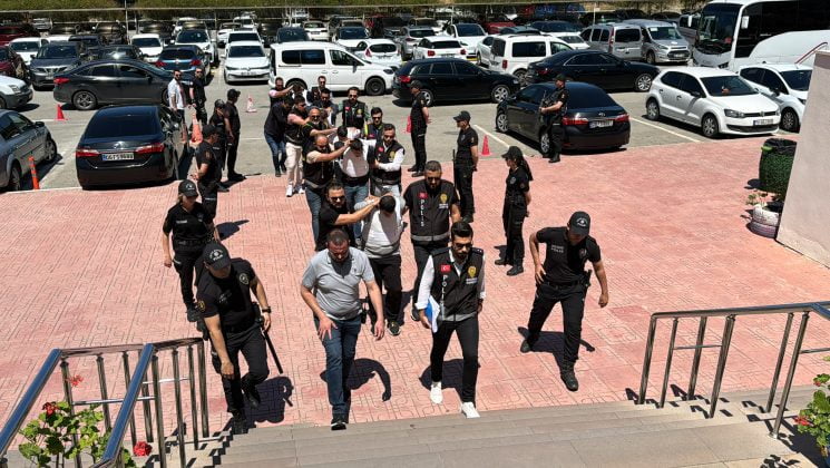 1 kişinin öldüğü silahlı kavgayla ilgili yakalanan 6 zanlıdan 3’ü tutuklandı