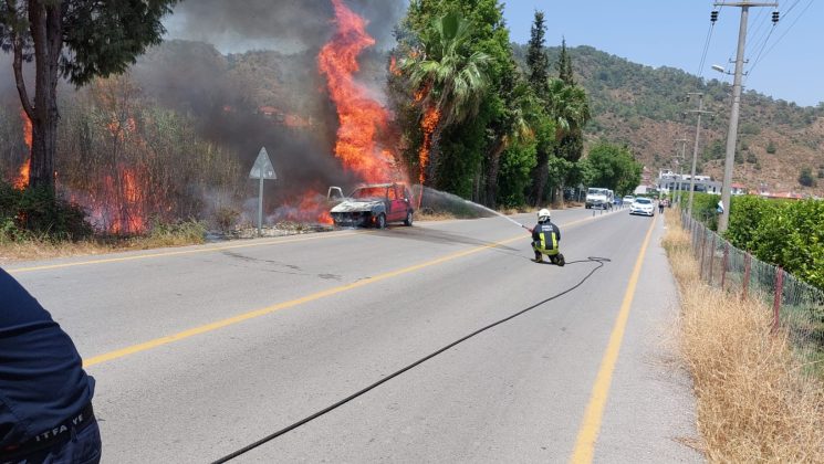 Otomobilde çıkan yangın sazlıklara sıçradı