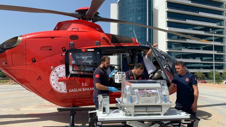 Ambulans helikopter Simge bebek için havalandı