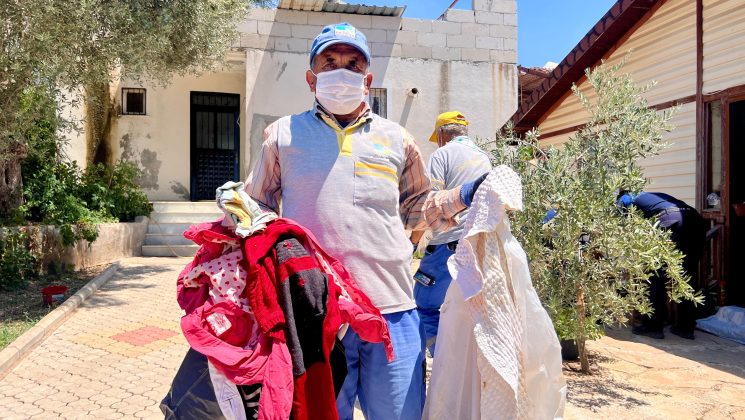 Bahçesi çöplerle dolu evde belediye ekiplerince temizlik yapıldı