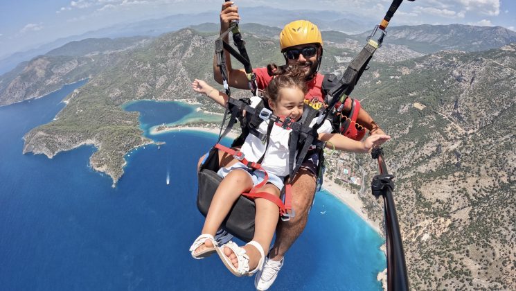Fethiye’de yamaç paraşütü pilotu, 3 yaşındaki kızıyla uçmanın heyecanını yaşadı