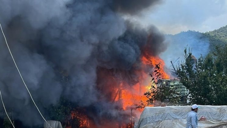 Yangın çıkan ev kullanılamaz hale geldi