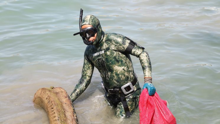 Dalgıçlarla deniz dibi temizliği