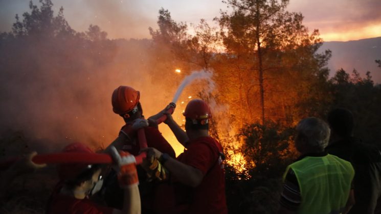 Yatağan ve Ula ilçelerinde çıkan yangınlara müdahale ediliyor