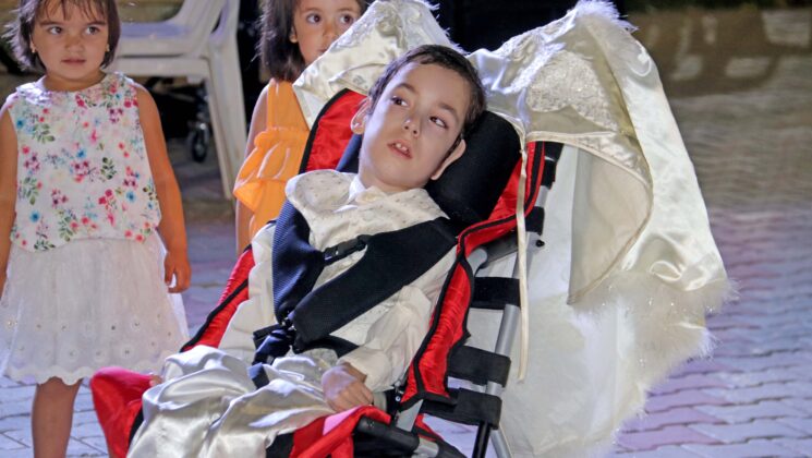 Serebral palsili çocuk için sünnet düğünü yapıldı