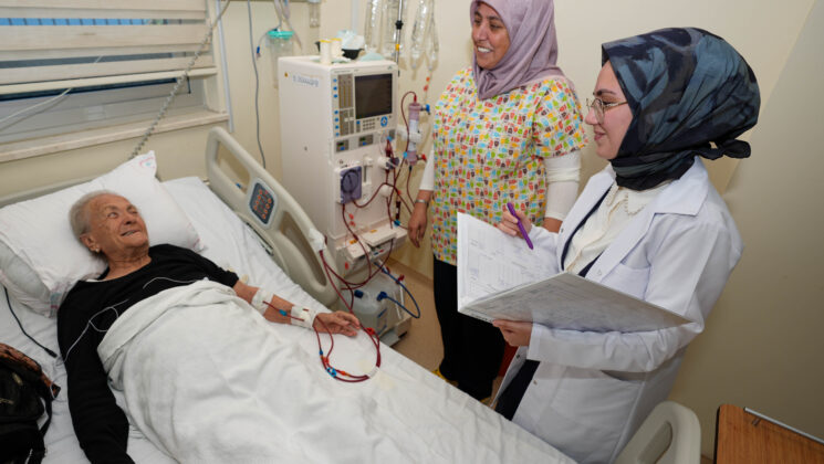 Genç doktorun en büyük yardımcısı aynı hastanede çalıştığı hemşire annesi