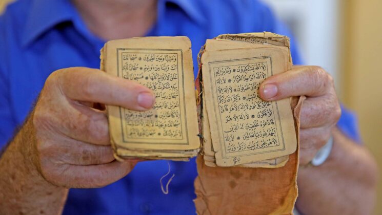 Gazi dedesinin savaşlarda göğsünde taşıdığı 110 yıllık Kur’an’a gözü gibi bakıyor