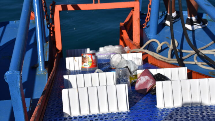 Deniz yüzeyinde biriken atıklar toplandı