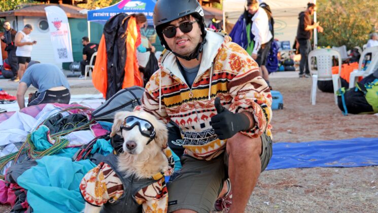 HAVA OYUNLARI FESTİVALİ’NDE KÖPEĞİYLE UÇTU