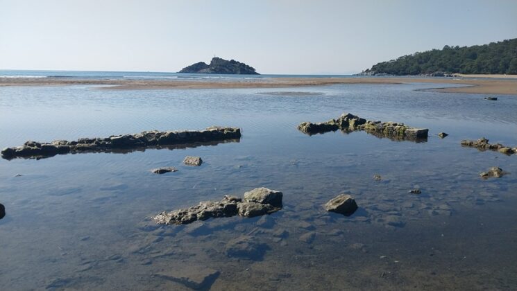 DENİZ SUYU ÇEKİLDİ, TEMEL ORTAYA ÇIKTI